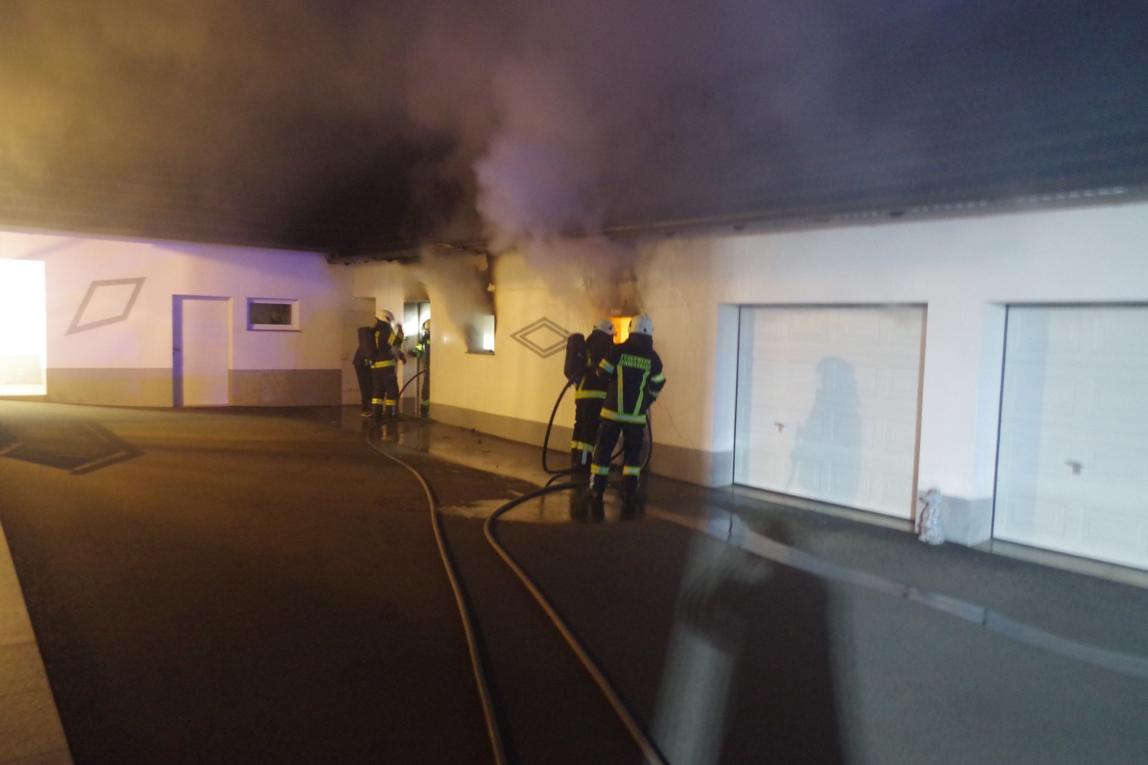 Werkstätte stand in Vollbrand ...