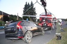 Lenker landete mit seinem PKW  im Obstgarten_11
