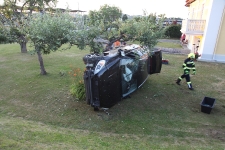 Lenker landete mit seinem PKW  im Obstgarten_1