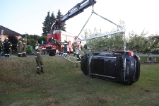 Lenker landete mit seinem PKW  im Obstgarten_4