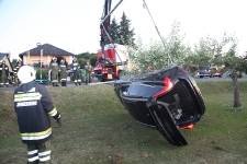Lenker landete mit seinem PKW  im Obstgarten_5