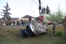 Lenker landete mit seinem PKW  im Obstgarten_6