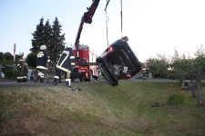 Lenker landete mit seinem PKW  im Obstgarten_8