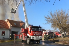 Schwierig zu löschender Dachstuhlbrand in Eltendorf _10