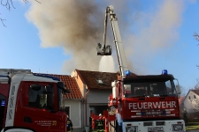 Schwierig zu löschender Dachstuhlbrand in Eltendorf _13