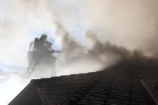 Schwierig zu löschender Dachstuhlbrand in Eltendorf _16
