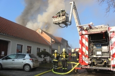 Schwierig zu löschender Dachstuhlbrand in Eltendorf _24