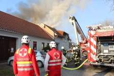Schwierig zu löschender Dachstuhlbrand in Eltendorf _28