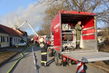 Schwierig zu löschender Dachstuhlbrand in Eltendorf _42