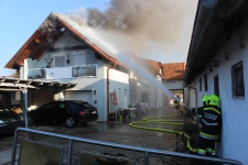 Schwierig zu löschender Dachstuhlbrand in Eltendorf _6