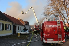 Schwierig zu löschender Dachstuhlbrand in Eltendorf _76