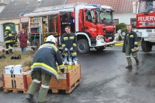 Schwierig zu löschender Dachstuhlbrand in Eltendorf _81